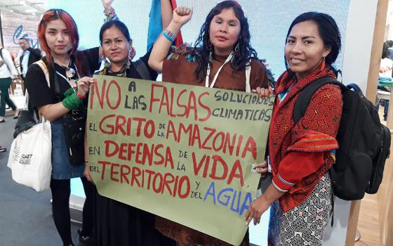 En la COP27 en Sharm el-Sheikh, Egipto, un grupo de jóvenes de Perú con un cartel de protesta, exigiendo: "No a las falsas soluciones climáticas, la Amazonía clama en defensa de la vida, la tierra y el agua". (Cortesía de Ana María Siufi)