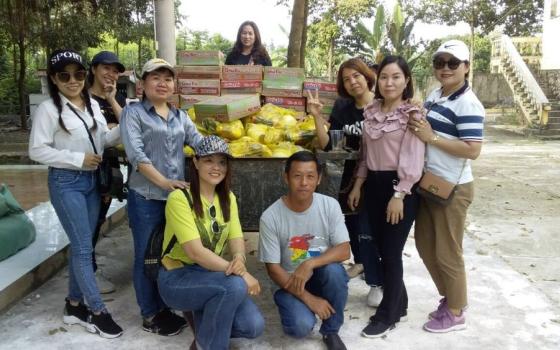 Catholic mothers bring gifts for people living in poverty. (Mary Nguyen Thi Phuong Lan)