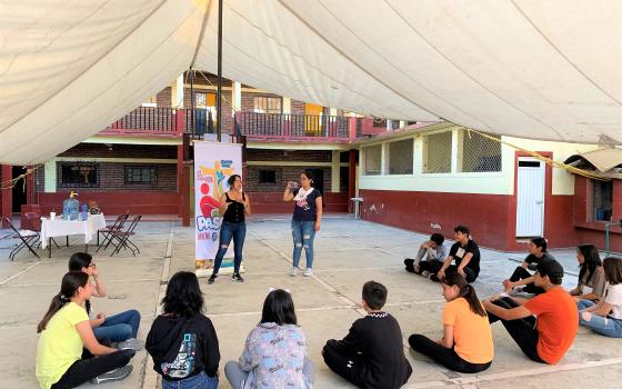 Durante una visita misionera al pueblo de Santa Namaya, en el estado mexicano de Michoacán, un grupo de jóvenes se reúne para recibir formación de integración de sentimientos por parte de un grupo de voluntarios.