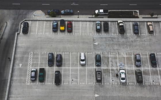 Safe Parking LA pretende acondicionar los aparcamientos del condado de Los Ángeles que no se utilizan para las personas sin hogar que viven en la ciudad y tienen vehículos. (Foto: Unsplash John Matychuk)