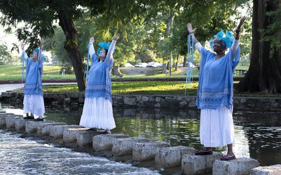 "The Water Calls, the River Crosses," danced by the Urban-15 group at Brackenridge Park in San Antonio for Global Water Dance Day, 2023 (Courtesy of Urban-15)