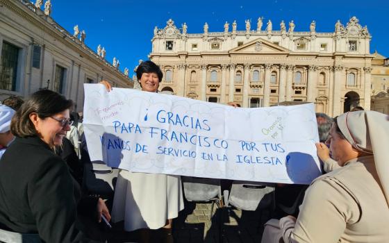 La Hna. María Elena Méndez Ochoa sostiene una pancarta con una salutación al papa Francisco. 