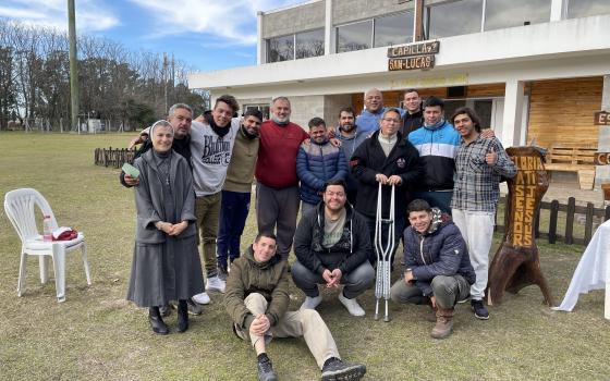 Hna. Graciela Trivilino, izquierda, en la Fazenda da Esperanza de Florencio Varela, donde reciben, acompañan y rehabilitan a jóvenes y adultos con adicciones. (Foto: cortesia Graciela Trivilino)