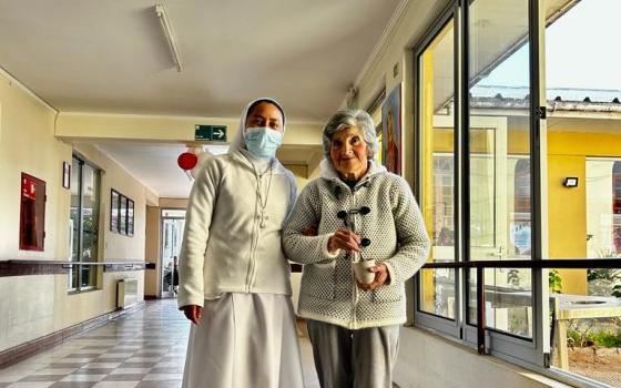 La madre María de los Ángeles con la residente Teresita Aquea, del hogar La Visitación de María, Fundación Las Rosas, en La Serena. (Foto: cortesía Virginia Vargas)