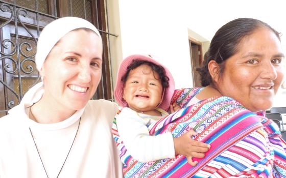 Hna. Begoña Costillo con uma mujer y su hija en el Mosnasterio de la Encarnación en Lima, Perú. 