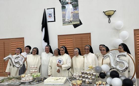 Algunas de las hermanas de la Provincia de Santa Catalina de Siena en el Paso Texas, posan alegremente en su celebración de diamante. (Foto: Elia Cárdenas)
