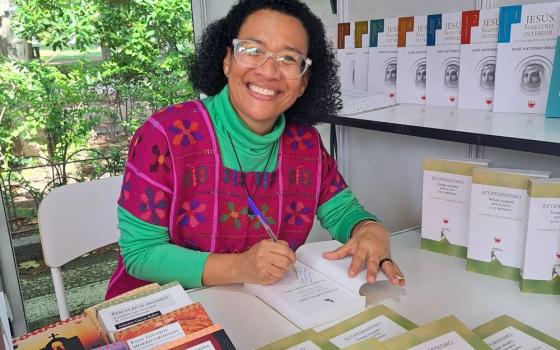Sr. Geraldina Céspedes Ulloa signs her book "Ecofeminismo." 
