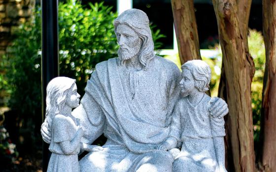 A statue of Jesus with two children (Pixabay/ariyandhamma)