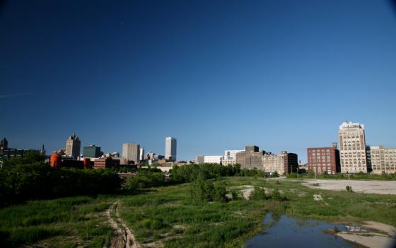 The Milwaukee skyline from the Near South Side, 2010 (Wikimedia Commons/vincent desjardins)