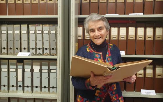 La hermana María Beatriz Montaner Lewin en el archivo de la Congregación de los Sagrados Corazones de Jesús y de María. (Foto: GSR/ Leopoldina Reis Simões)