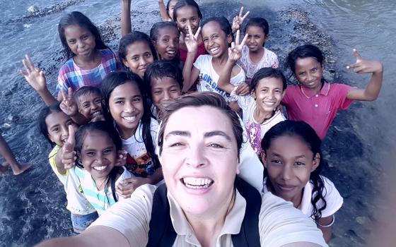 Apoyar a los niños y jóvenes, y a través de ellos a sus familias, forma parte de la misión de la hermana Cristina Duarte Macrino junto de la población de Timor Oriental. (Foto: cortesía Hermanas Reparadoras de Nuestra Señora de Fátima) 