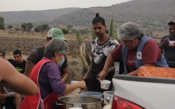 La Hna. María Luisa Silverio realiza recorridos habituales por las vías del tren; en su automóvil lleva alimentos para las personas en contexto de movilidad. (Foto: Ángel Espa)