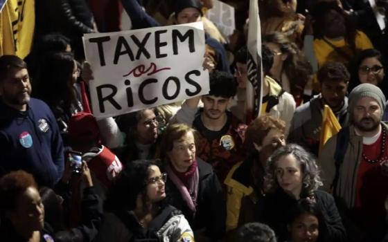 Protesters hold up signs that say "tax the rich" during demonstrations against antipopular measures of the Brazilian Congress and U.S. President Donald Trump's 50% tariffs in São Paulo, Brazil on July 10. (Agência Brasil/Paulo Pinto)