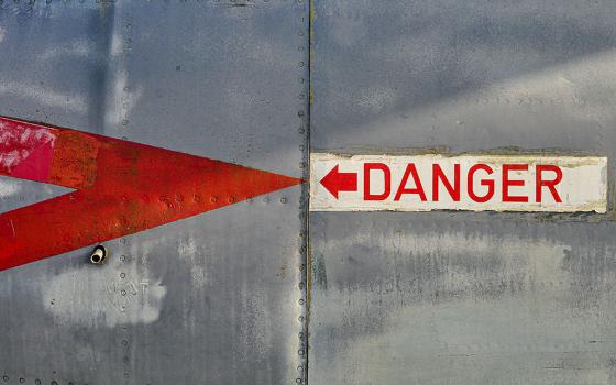 Danger sign (Unsplash/Giu Vicente)