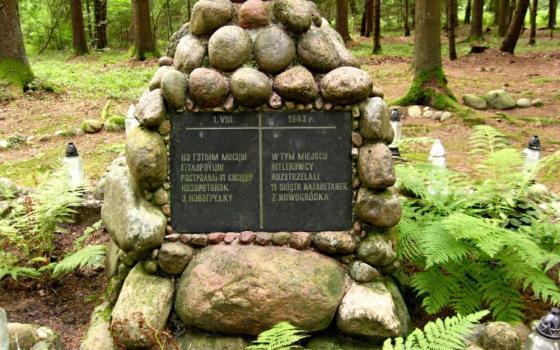 This monument in Nowogródek, Belarus, is dedicated to the 11 sisters of the Holy Family of Nazareth who were executed by German forces on Aug. 1, 1943, during the Nazi occupation. (Wikimedia Commons/CC-BY-SA 3.0/Valery Nikiforov)