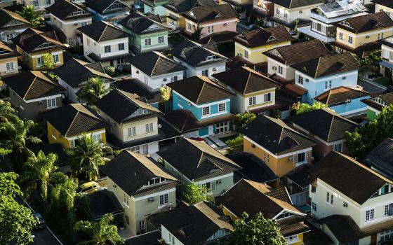 A neighborhood of houses (Unsplash/Breno Assis)