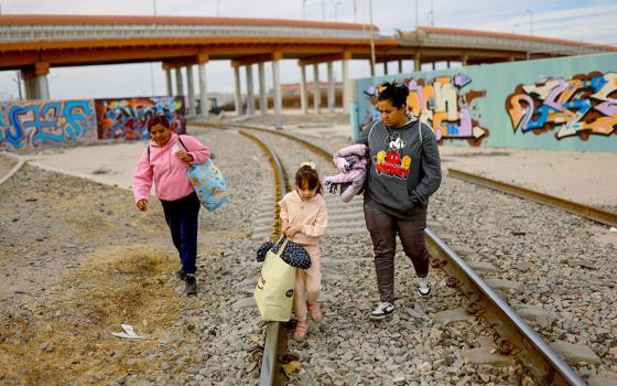 A Venezuelan migrant family deported from the U.S. walks near the border in Ciudad Juárez, Mexico, Jan. 22, 2026. (OSV News/Reuters/Jose Luis Gonzalez)