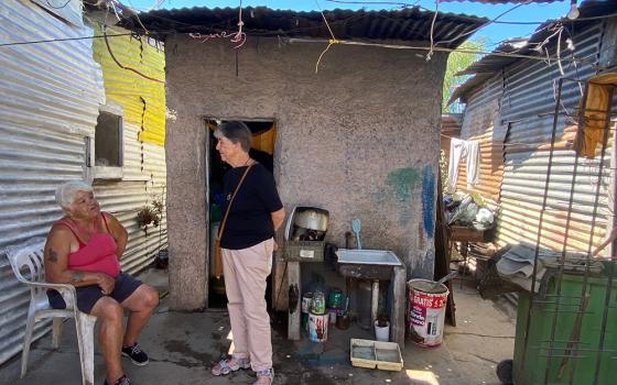 La pasionista Sor María Angélica Algorta visita a una mujer en su vivienda de Villa Hidalgo, Buenos Aires. (Fotografía de GSR/Soli Salgado)