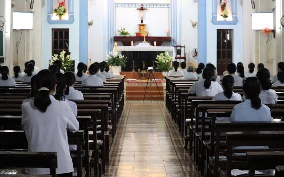 Vietnamese nuns pray for Ukraine in their chapel. (Nguyen)