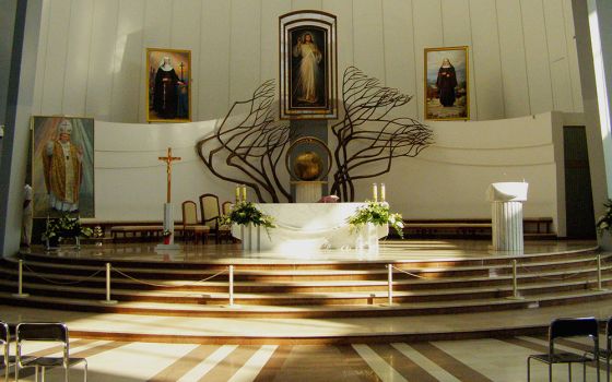 The altar in the Sanctuary of the Divine Mercy basilica in Lagiewniki, a suburb of Krakow, Poland (Wikimedia Commons/Albertus Teolog)