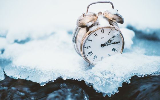 Alarm clock in thawing ice (Dreamstime/Tibor Ďuriš)