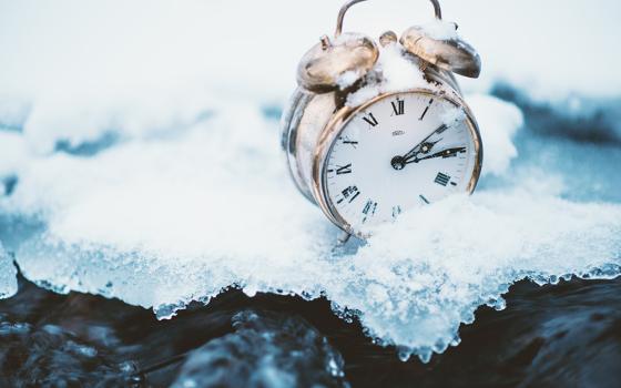 Alarm clock in thawing ice (Dreamstime/Tibor Ďuriš)