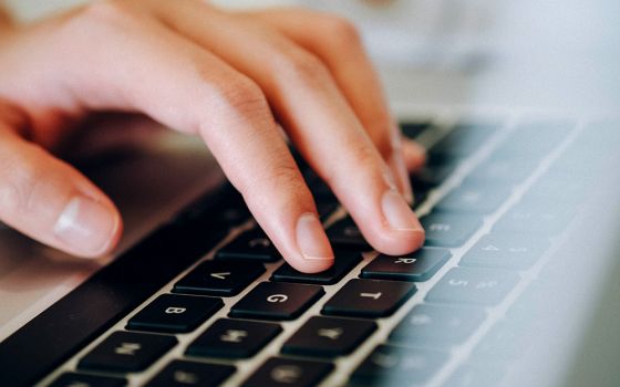 Typing on a laptop (Pixabay/fancycrave1)