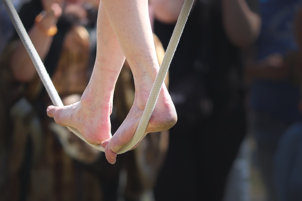 Photo of two bare feet walking on a rope (Pixabay/Manfred Richter)