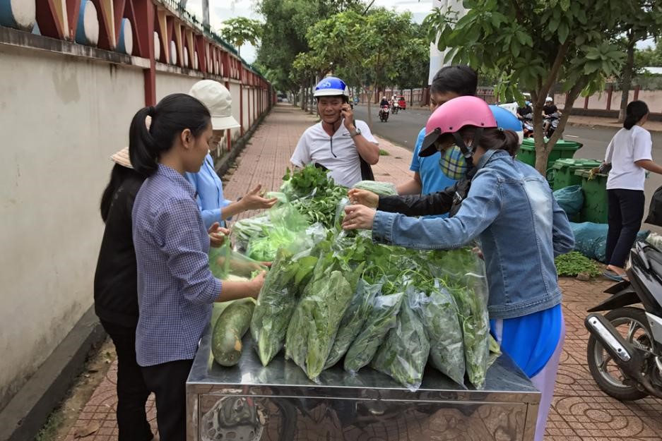 People buy organic vegetables in Vietnam.