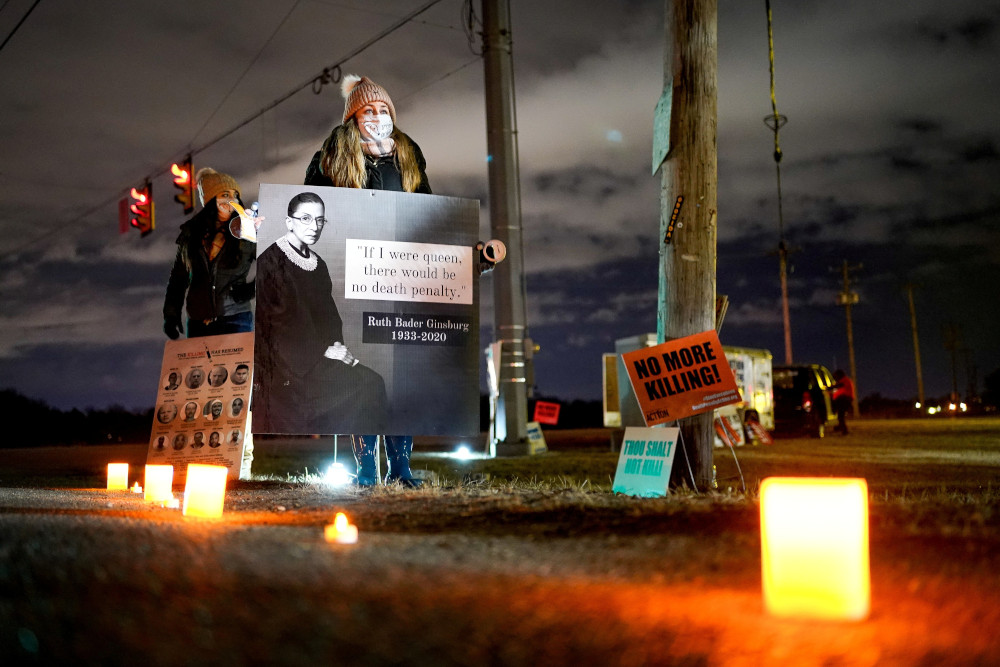 A pro-life supporter demonstrates against federal executions near the U.S. Penitentiary in Terre Haute, Indiana, Jan. 15. (CNS/Reuters/Bryan Woolston)